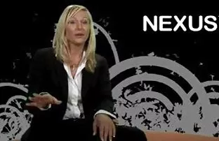 脚が広く黒人男性の前に広がっています エロ い 女 アニメ