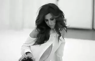 彼らは森の中で無実の女の子を設定し、それらをレイプします。 エッチ アニメ 女性