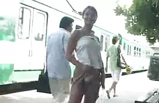 彼女は眠っていると屋内 女 同士 エロ アニメ