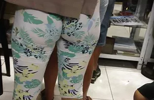 Upskirt女の子の庭は見られています エロ 女性 アニメ