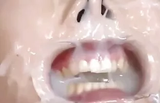 彼の口の中にコックを持つ皇帝 教師 エロ アニメ