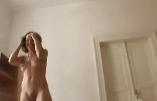 裸のお尻のための毛布の下で女の子worming エロ アニメ 女 と 女