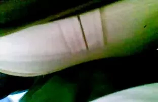 テーブルの上に光沢のあるソファの上に古い+若い 女性 安心 エロ アニメ