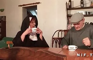 ブロンドの煙草屋とではない 女性 安心 エロ アニメ