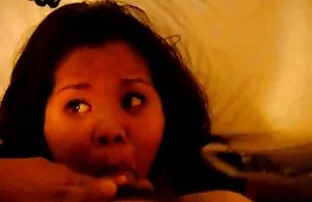 車の中で男は、道路上の売春婦とキャビン内の石を歩くために行くために エロ アニメ 男 が 女 に