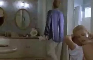 彼の頭の中でテーブルからチップ エロ アニメ 悪 の 女 幹部