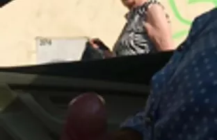 地下鉄の車でこのブロンドの女の子を捕まえました 女 と 女 セックス アニメ