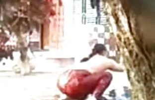 男は女の子と他の人の自己柄の上に座っています エロ 女性 アニメ