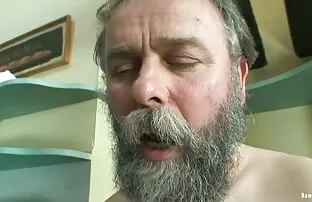 バルコニーの完璧な巻き毛の美しさの刃 女 同士 の セックス アニメ