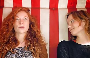 JuliaとKatiaの攻撃は美しい奴隷を舐めることを余儀なくされています 女 と 女 の エロ アニメ