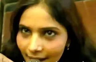 女の子は、都市、男の外に勝利登場し、泥の中で彼とセックスをしました エロ アニメ 女の子 同士