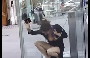 このすべては、彼らは彼の銃を脅かすハンサムな男をレイプ 女性 av アニメ