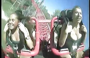 彼女は彼女のおっぱいを示しました,驚き,カメラ エロ アニメ 女 同士