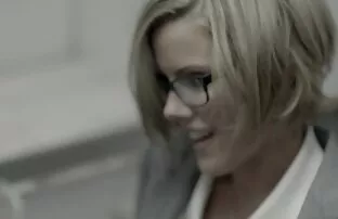 彼女は同級生との会合に来て、彼女は大きなお尻を持っています アニメ エロ 女