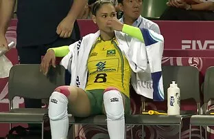 美人は赤いドレスで二人の若い男によって着用されています エロ アニメ 女 用