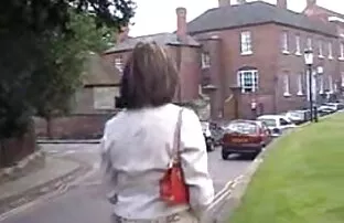 女の子は群衆の中で酔っている男に尋ねられました 女 と 女 で エッチ アニメ